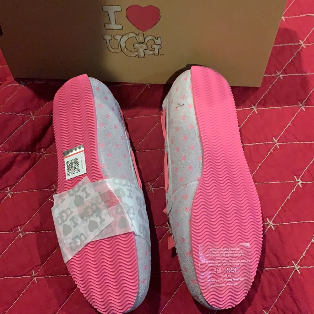 New in the box I ❤️ UGG slippers. Limited edition - Picture 2 of 3
